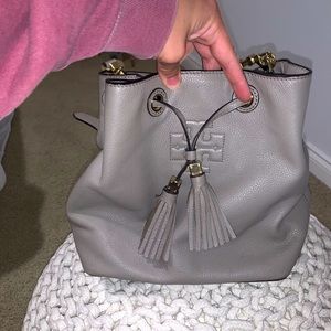 ❤️100% authentic Tory Burch Thea bucket bag!! ❤️